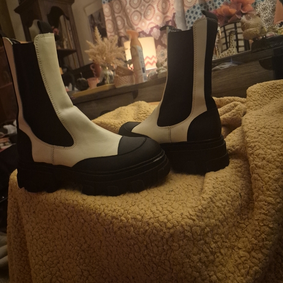 Stylish Black and White Women's Boots - Picture 3 of 8